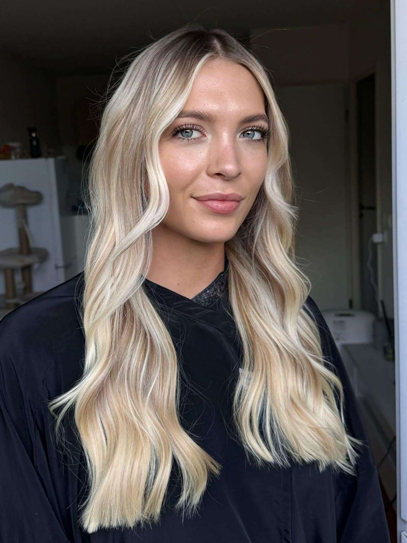 Blond lumineux aux longueurs ondulées, réalisé par Stania