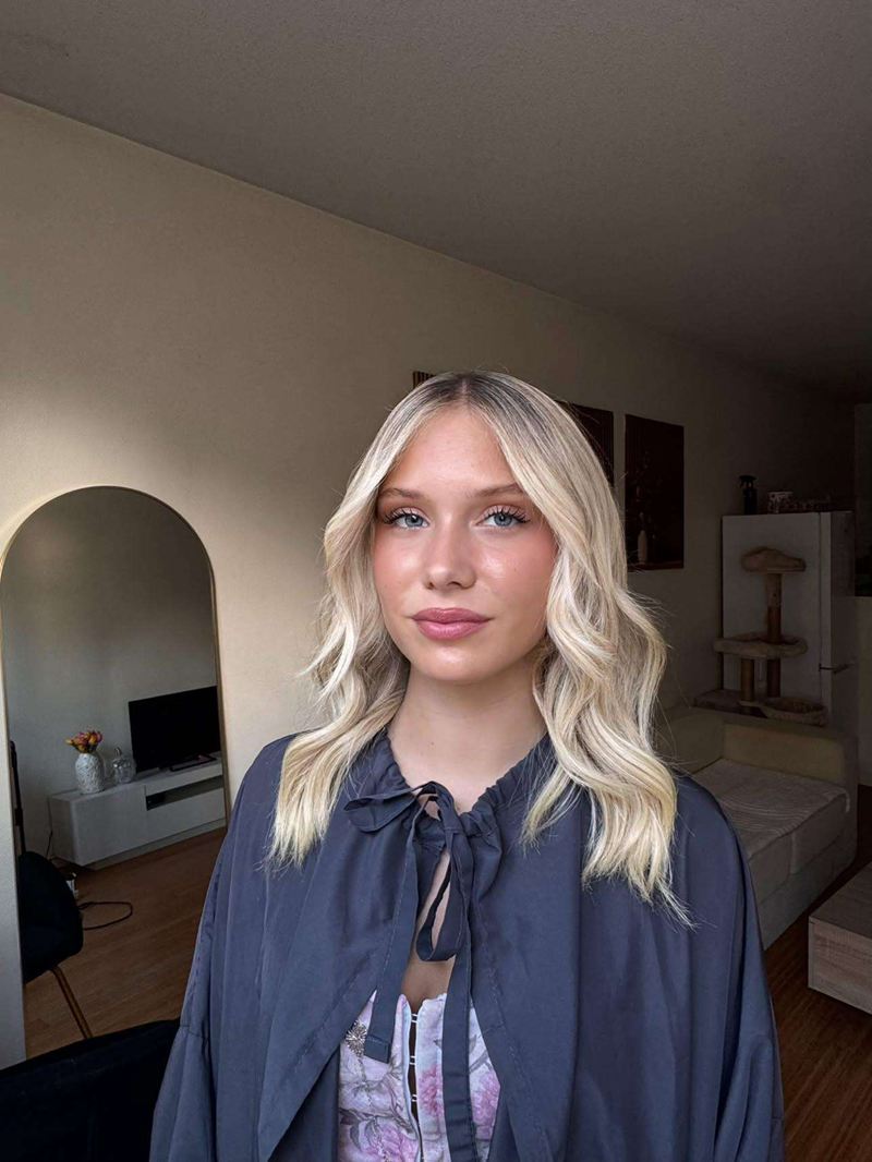 Blond polaire mi-long avec mèches contour visage