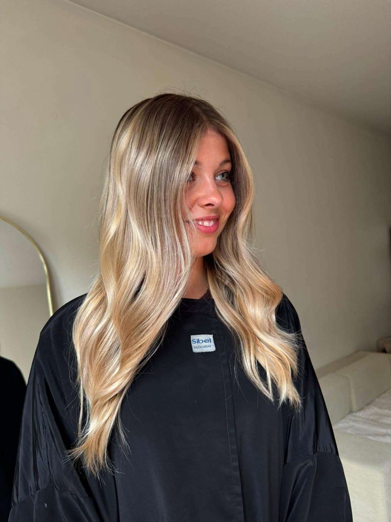 Balayage californien blond miel, vue de profil